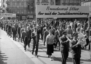 Labour Day Parade: March of musicians and banners. Source: Swiss Social Archive, Zurich, F_5047-Fb-054. 