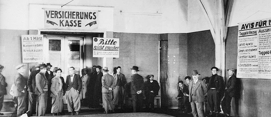 Insurance fund - Städtische Krisenhilfe Zürich (Zurich Crisis Assistance), waiting hall in the Helmhaus building, 1936, photographer Edy Meyer, source: Sozialarchiv, Zurich.