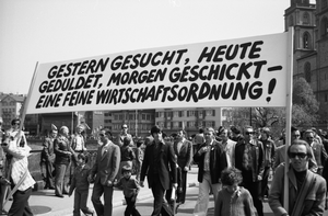 Labour Day procession, Münsterbrücke, Zurich, 1976. Sozialarchiv, Sozarch_F_5069-Na-003-018.