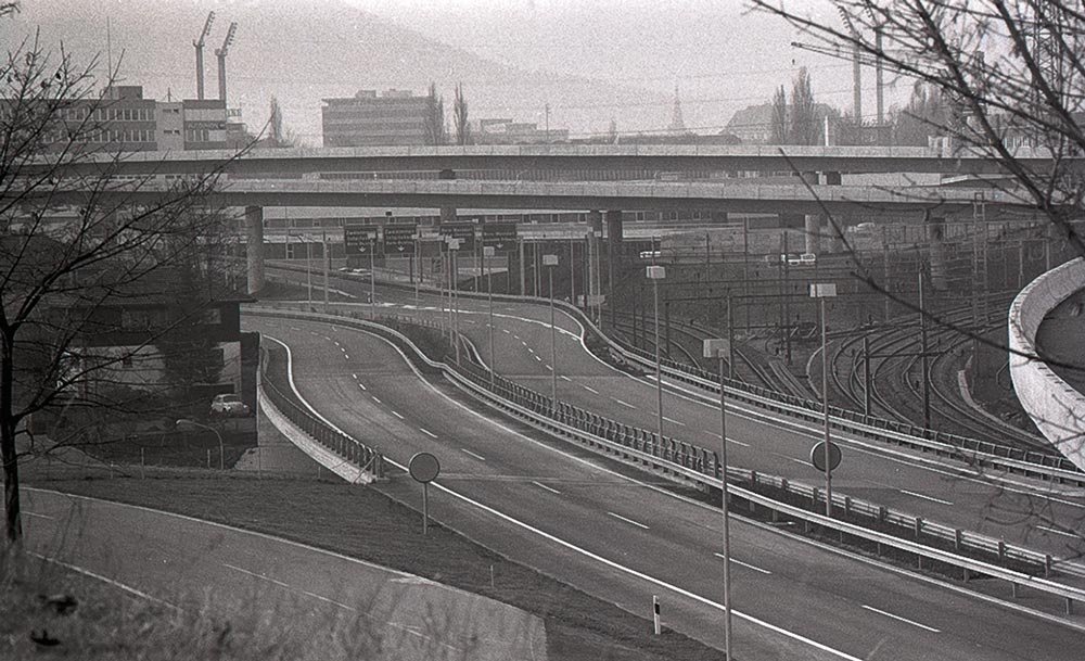 Empty highway on a car-free Sunday, 23 November 1973, photograph by Rolf Widmer, RBA3-2_10461_2 © StAAG / RBA.