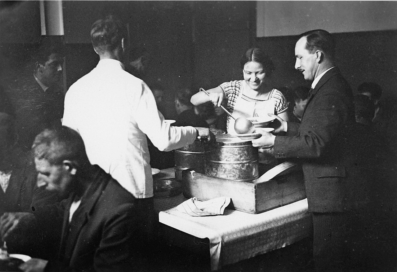 50 hungry unemployed people are provided with food at the municipal employment office in Bern, ca. 1933, author unknown, Swiss Social Archives: F 5096-Fx-001