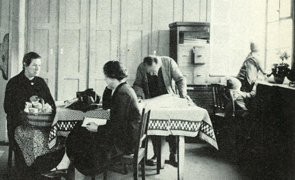 Visita di un’assistente sociale. Emma Steiger, Geschichte der Frauenarbeit in Zürich, Zürich 1964.