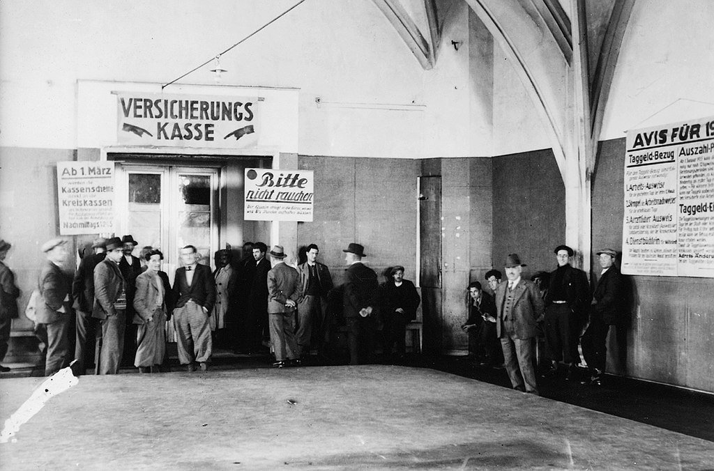 Zurich City Insurance and Assistance Fund, waiting room at Helmhaus (1936), Edy Meyer. Swiss Social Archives."
