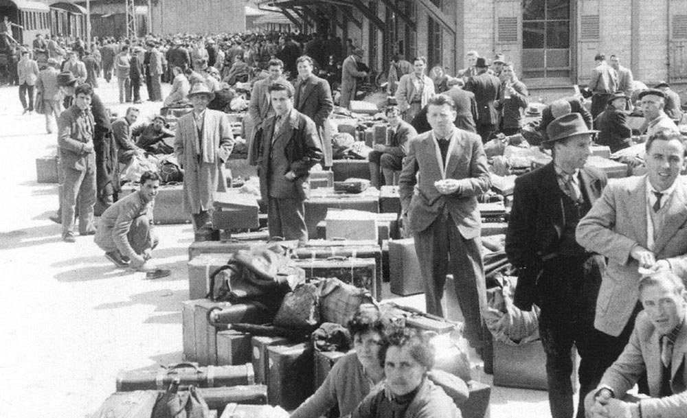 Italian immigrant workers at Brig station, 1950s, photograph by Hermann Freytag, Ernst Halter (Hg.), Das Jahrhundert der Italiener, Zürich 2003, Copyright Ringier Dokumentation.