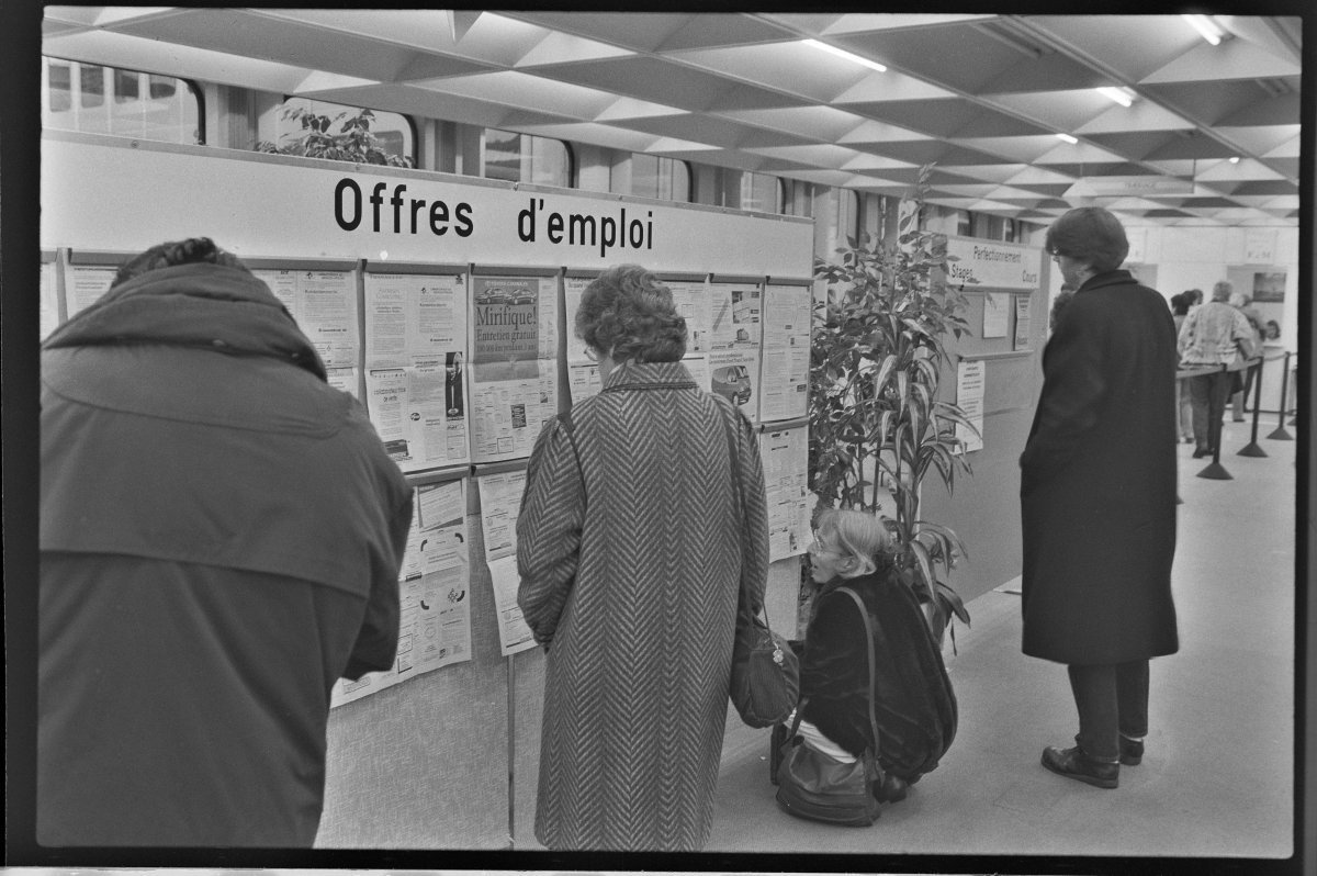 Unemployed men and women in front of a job postings board. ASL Photo Agency Actualités Suisses Lausanne (1954–1999). Dated November 1993. 2.4 × 3.6 cm. Swiss National Museum.