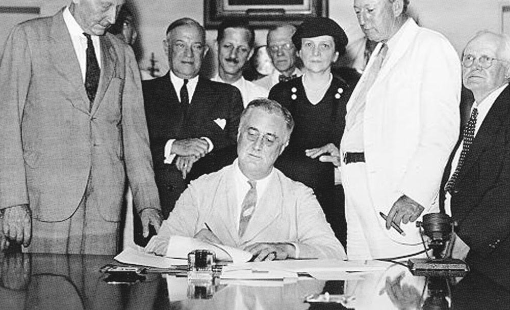 US President Franklin D. Roosevelt signs the Social Security Act, 14 August 1935. Social Security Agency (Internet).