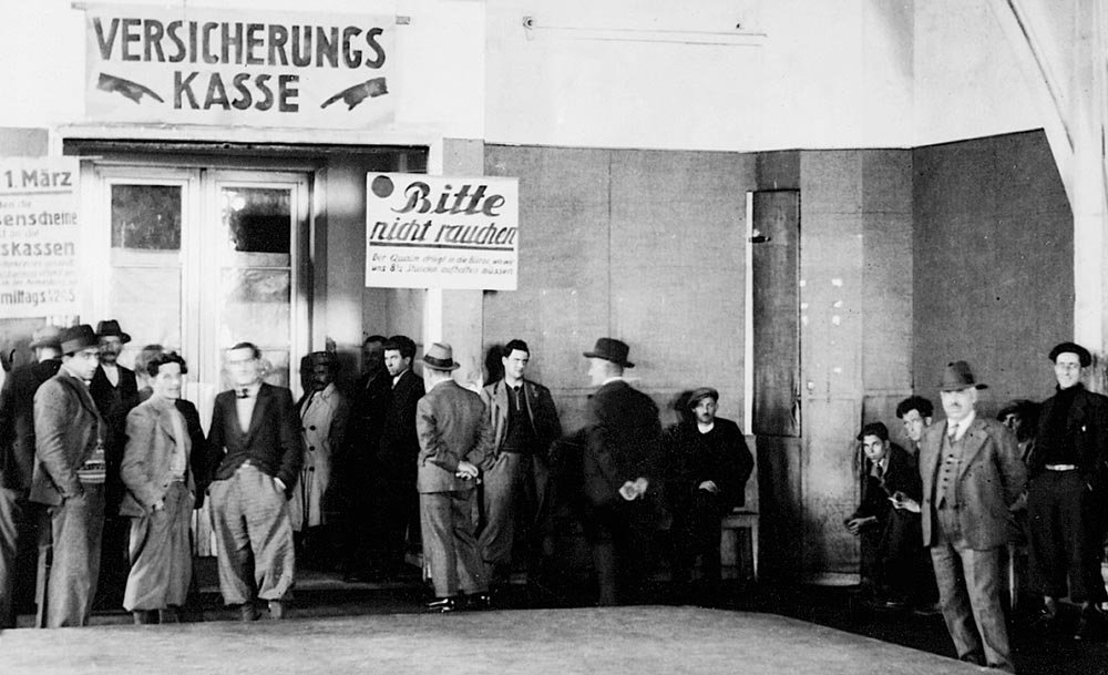 Zurich City Insurance and Assistance Fund, waiting room at Helmhaus (1936), Edy Meyer. Swiss Social Archives."
