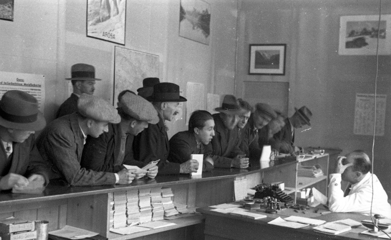 Employment Office of the City of Zurich (Flössergasse) 1931: the unemployed stand in a queue. Source: Schweizerisches Sozialarchiv Zürich, F 5092-Na-001.