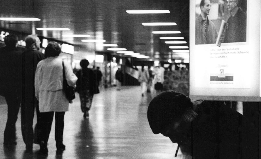 Homeless person in a shopping centre, photograph by Giuliano Da Campo. Swiss Social Archives, Zurich.