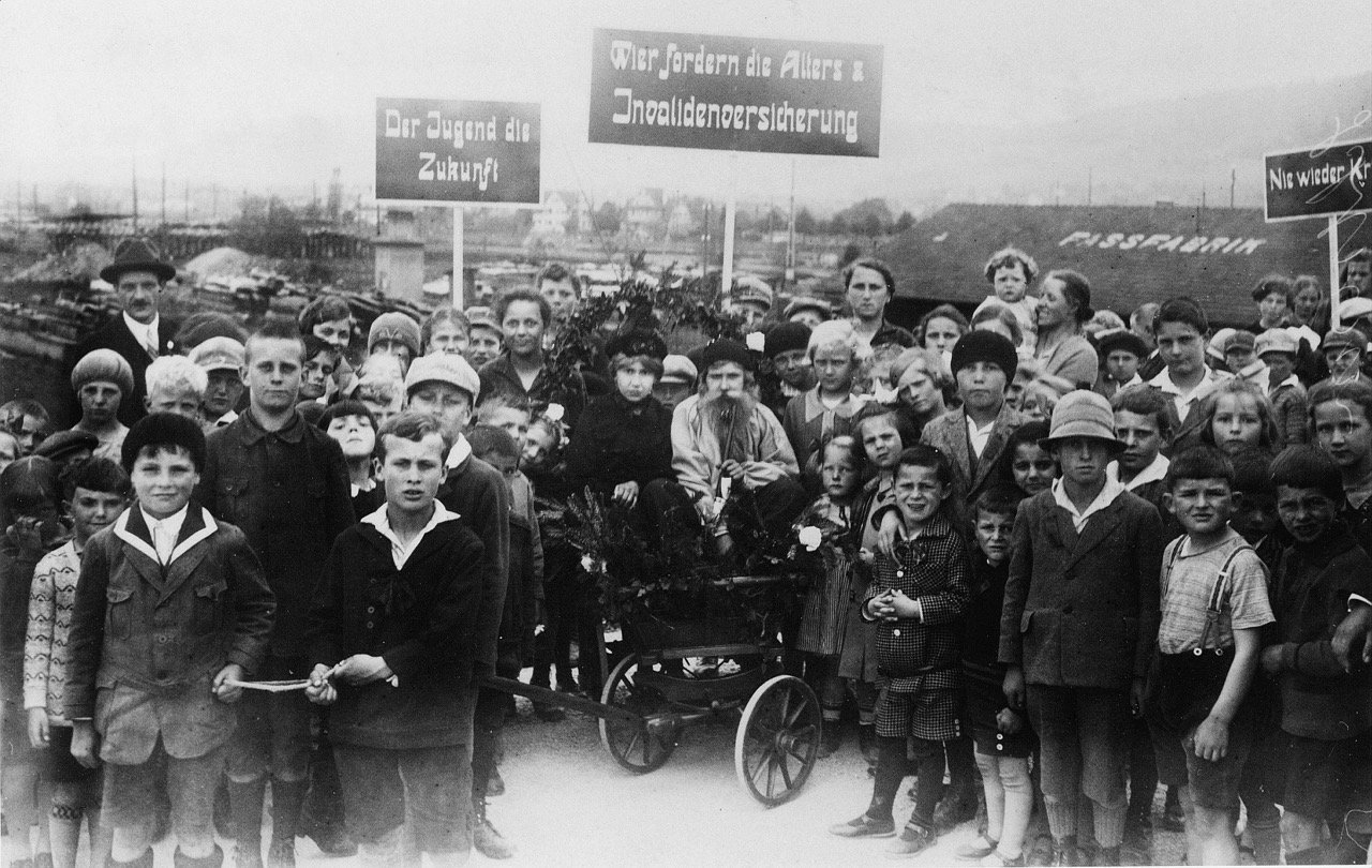 «Wir fordern Alters- und Invalidenversicherung»: Processione del 1° maggio a Schlieren, presumibilmente 1927. Fonte: Archivio sociale svizzero, Zurigo.