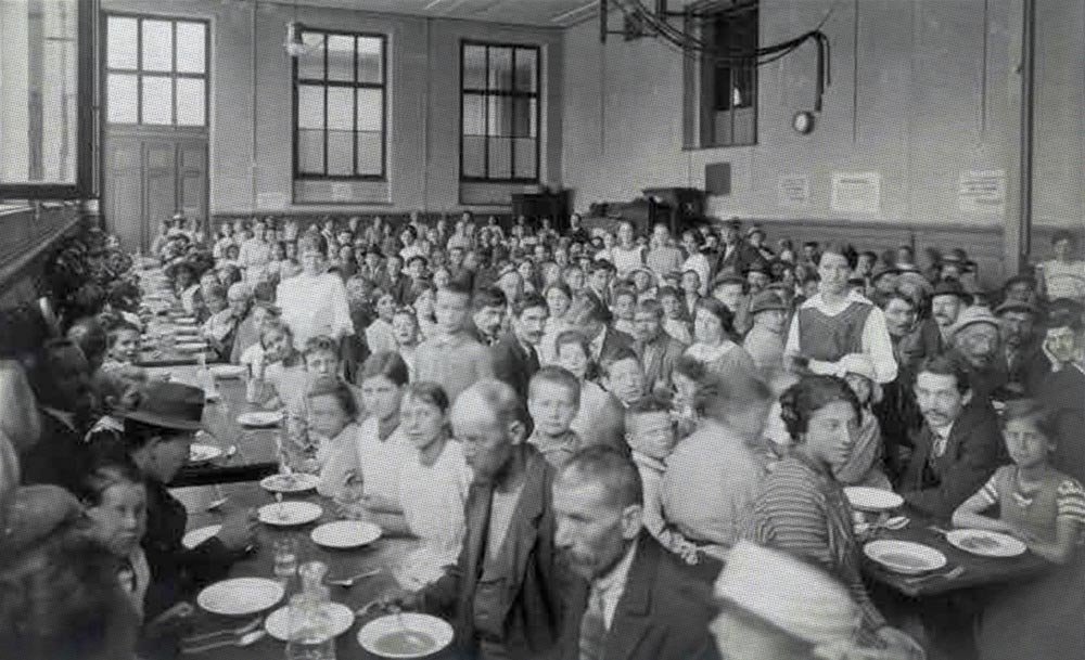 Public canteen at the Drei Rosen relief office, Basel-Stadt, 1914–1918. Basel-Stadt Cantonal Archives.